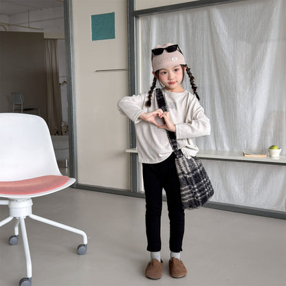 キッズ用ハイウエスト レギンスパンツ（黒）バックポケット付き、全身・前向き