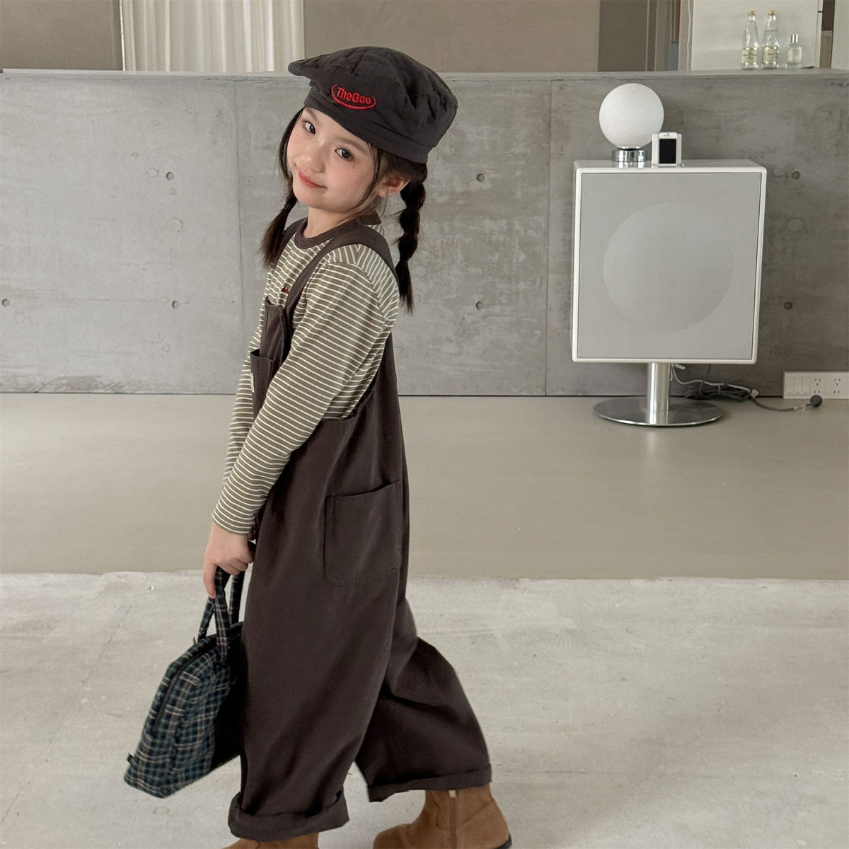 キッズ用ダークブラウン サロペットパンツ、サイドから見えるゆったり裾