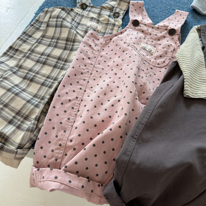 キッズ用サロペットパンツ（ピンクのドット柄）前面ボタンとポケット