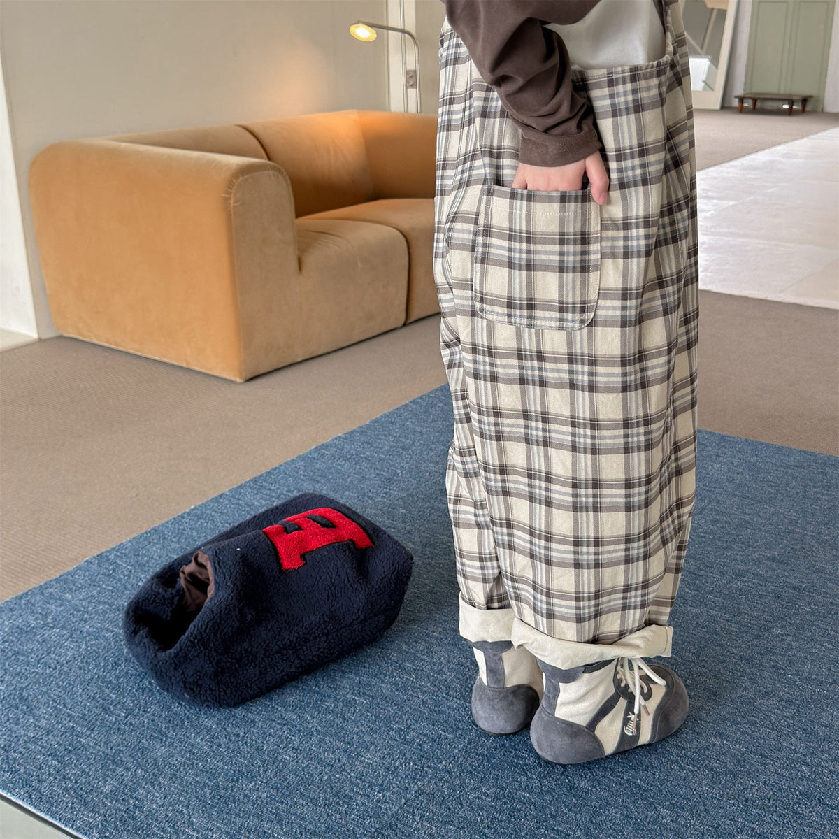 キッズ用チェック柄サロペットパンツ、フロントのサイドポケットが見える