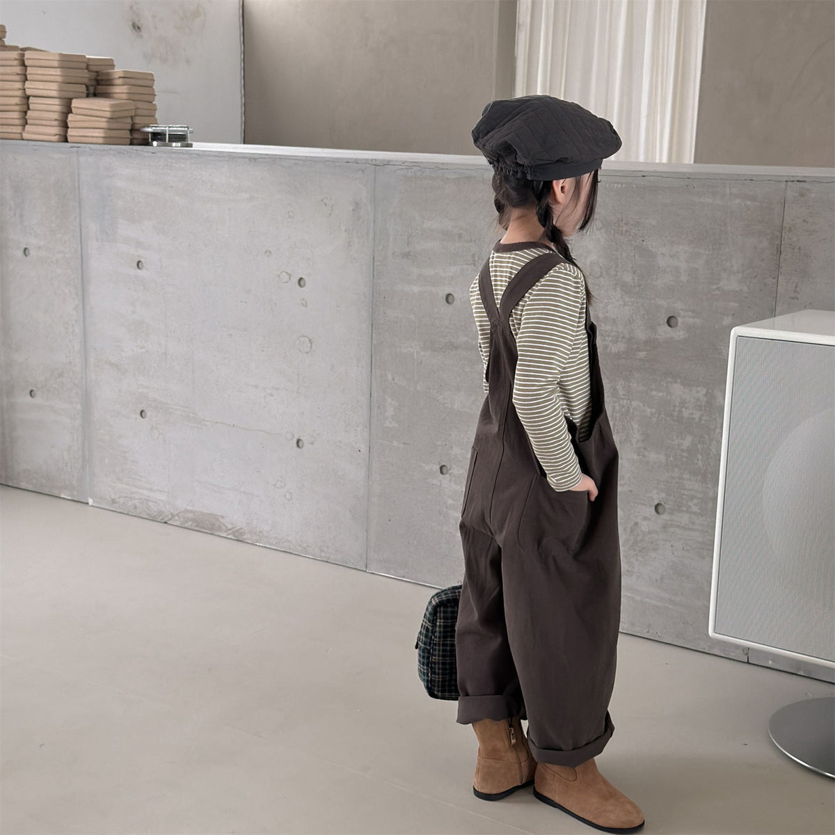 キッズ用ダークブラウンのサロペットパンツ、背面の肩ひもとフラップポケット