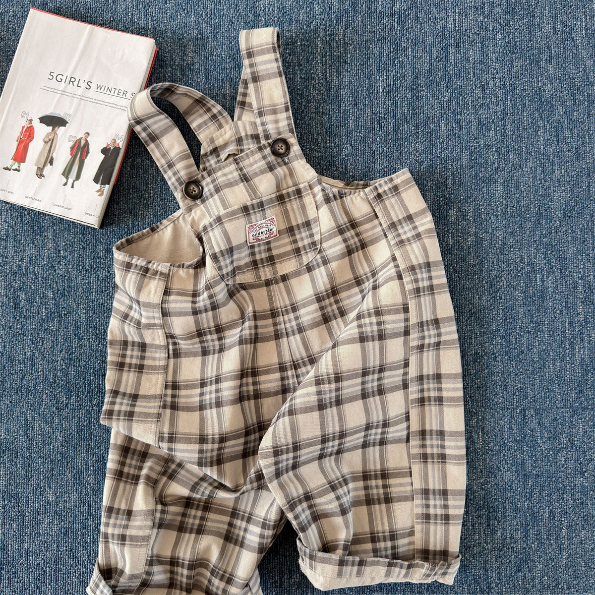 キッズ用サロペットパンツ、ベージュ系チェック柄のフロントポケット付き