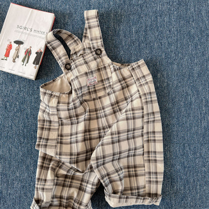 キッズ用サロペットパンツ、ベージュ系チェック柄のフロントポケット付き