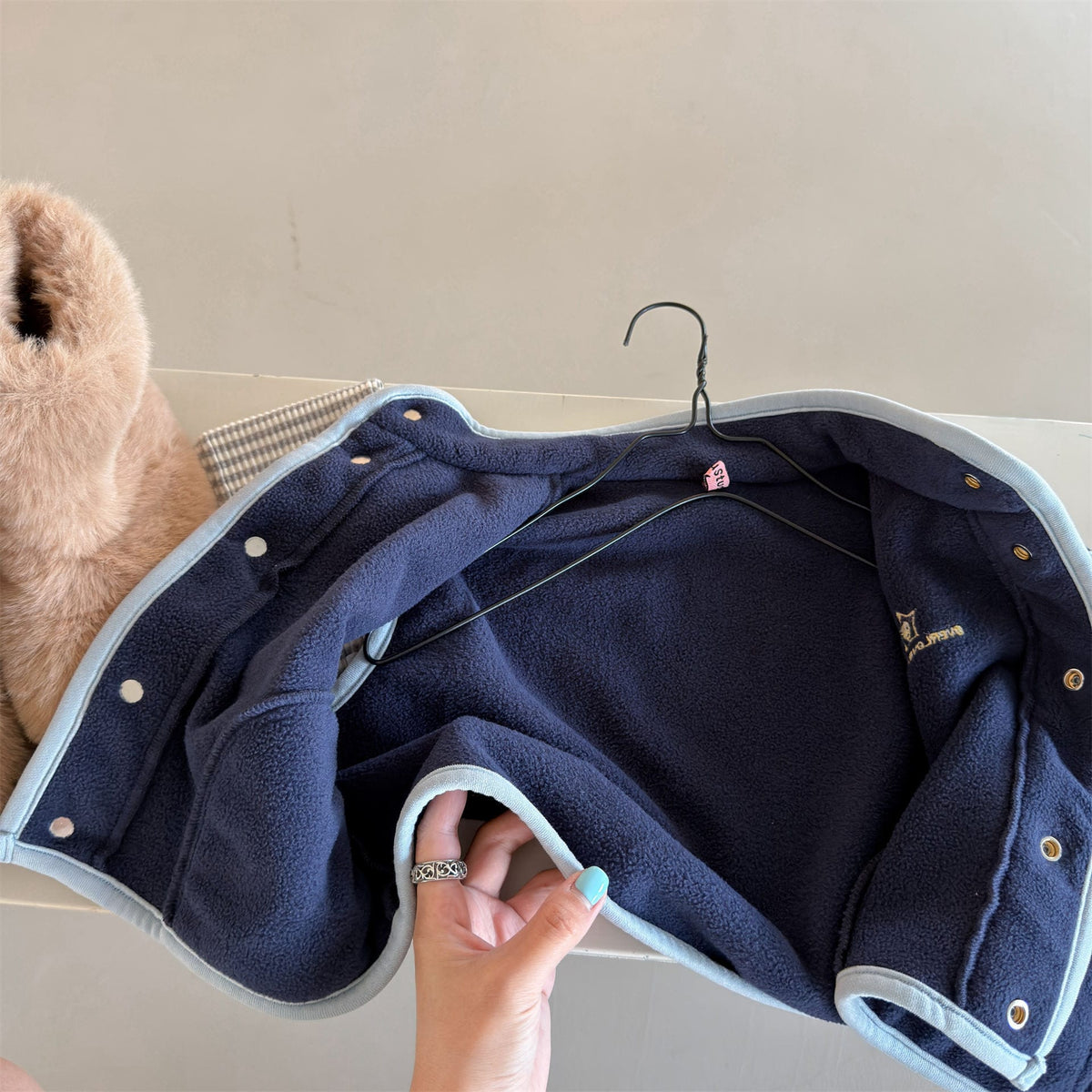 キッズフリースベスト 内側アップ（ネイビー）白パイピング、前ボタン、刺繍ロゴ