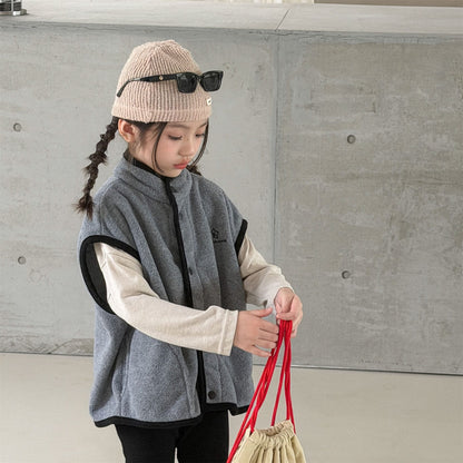 グレー×ベージュのキッズフリースベスト、スタンドカラー・前ボタン付き