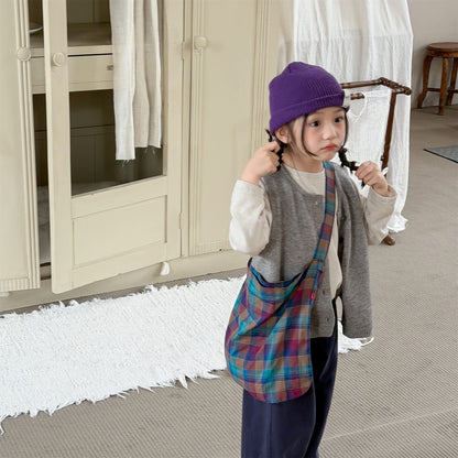 キッズ用ライトグレー ニットベスト。前ボタン付き、サイドスリットのデザイン