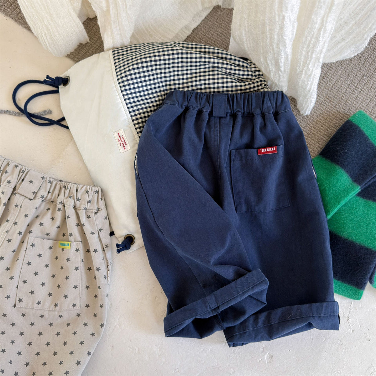 ネイビーのルーズハーレムパンツ、ドローストリング付きウエストとポケット。