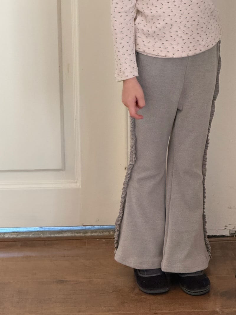 グレーのロングフレアパンツ、側面メローの縁取り