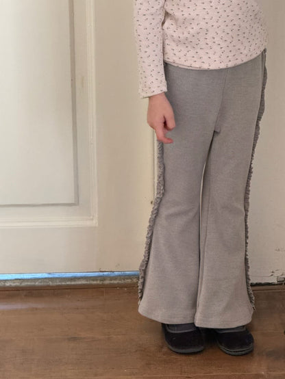 グレーのロングフレアパンツ、側面メローの縁取り