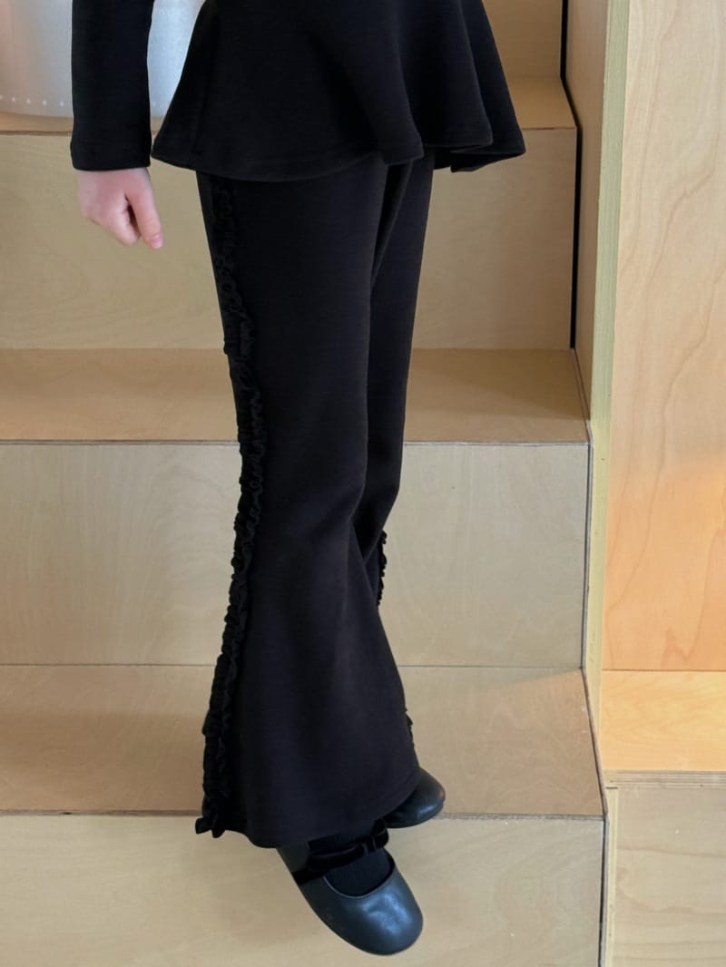 黒のキッズフレアロングパンツ、側面にメローの飾り