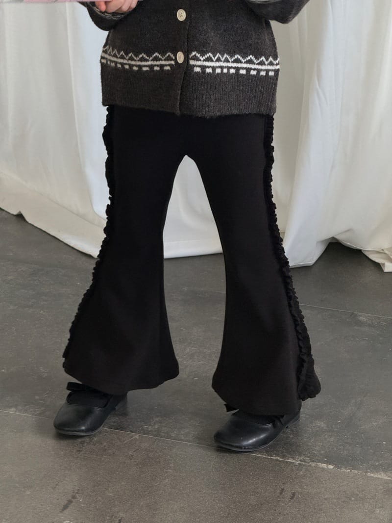 キッズ用フレアパンツ（黒）フリル裾とワイドシルエット、ロング丈