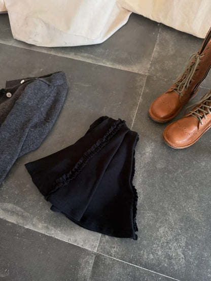 キッズ用フレアパンツ（黒）裾のメロウフリル、ロング丈