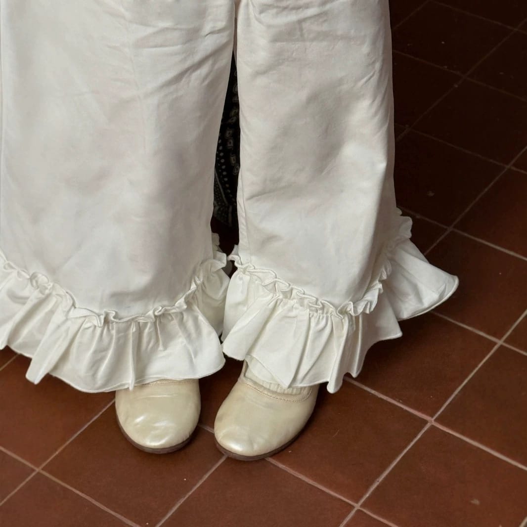 キッズ用オフホワイトのフレアパンツ、フリル付き裾