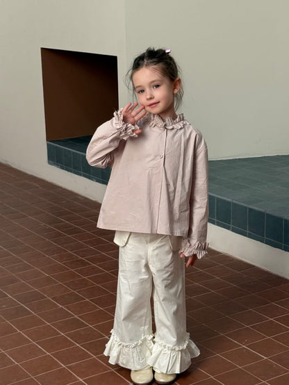 ホワイトの子どもフレアパンツ、フリル裾の広がりシルエット