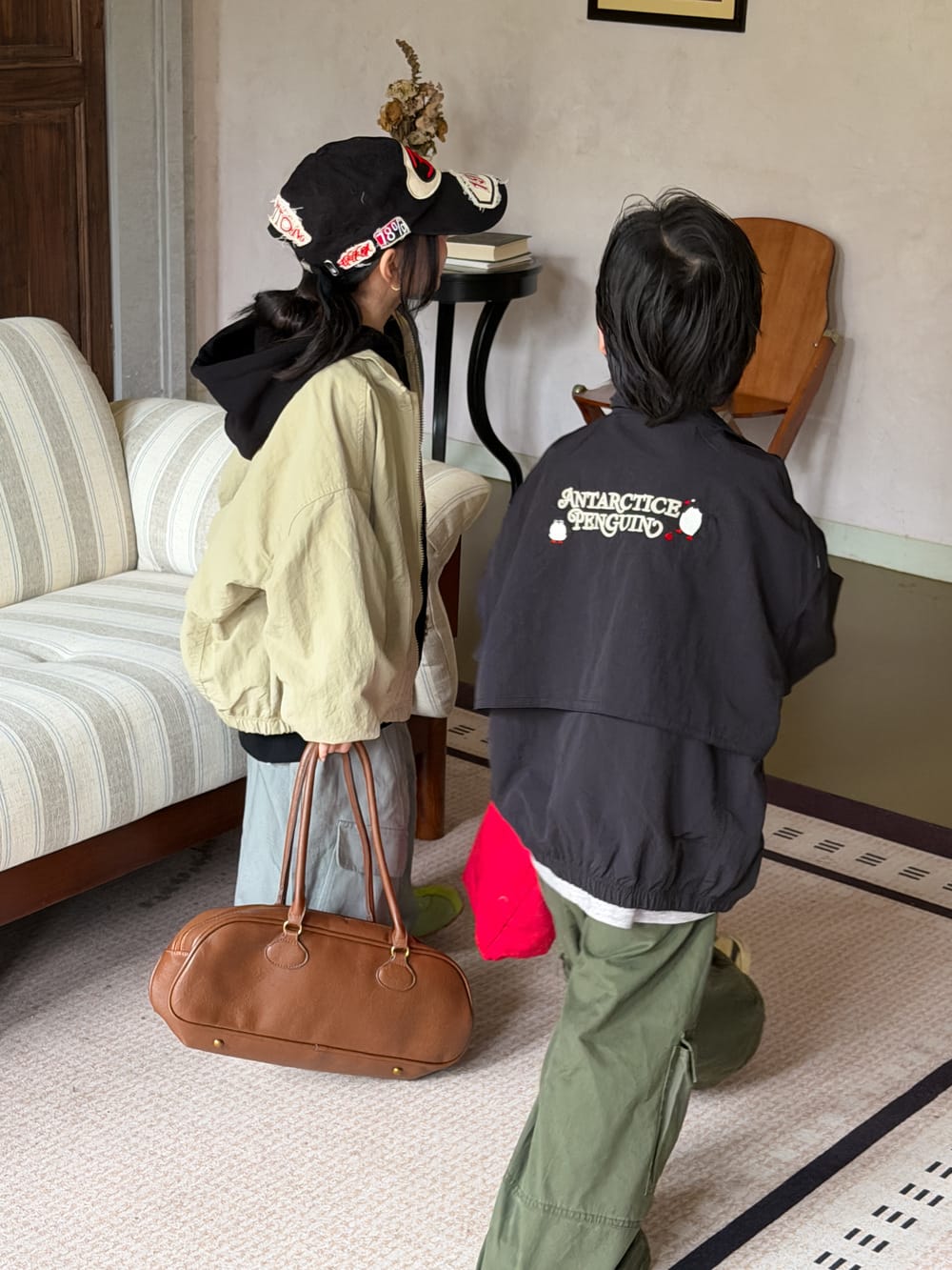キッズ用ジップアップブルゾン（白〜生成り/黒）背面ロゴ、フードとジップ