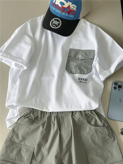 ホワイト半袖Tシャツ、胸にグレーのポケットと小さなロゴプリント
