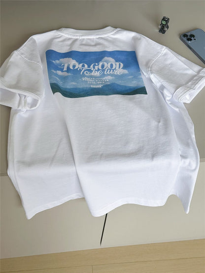 ホワイト半袖Tシャツ、背面に山のグラフィックプリント