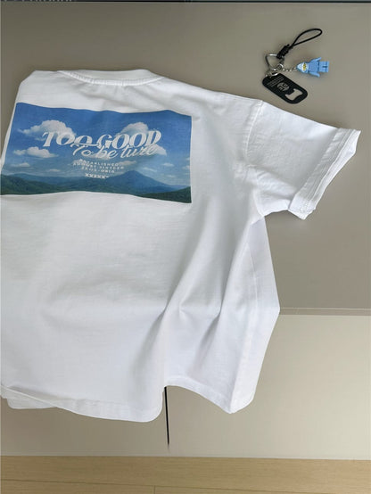 ホワイト半袖Tシャツ、フロントに山のグラフィックプリント