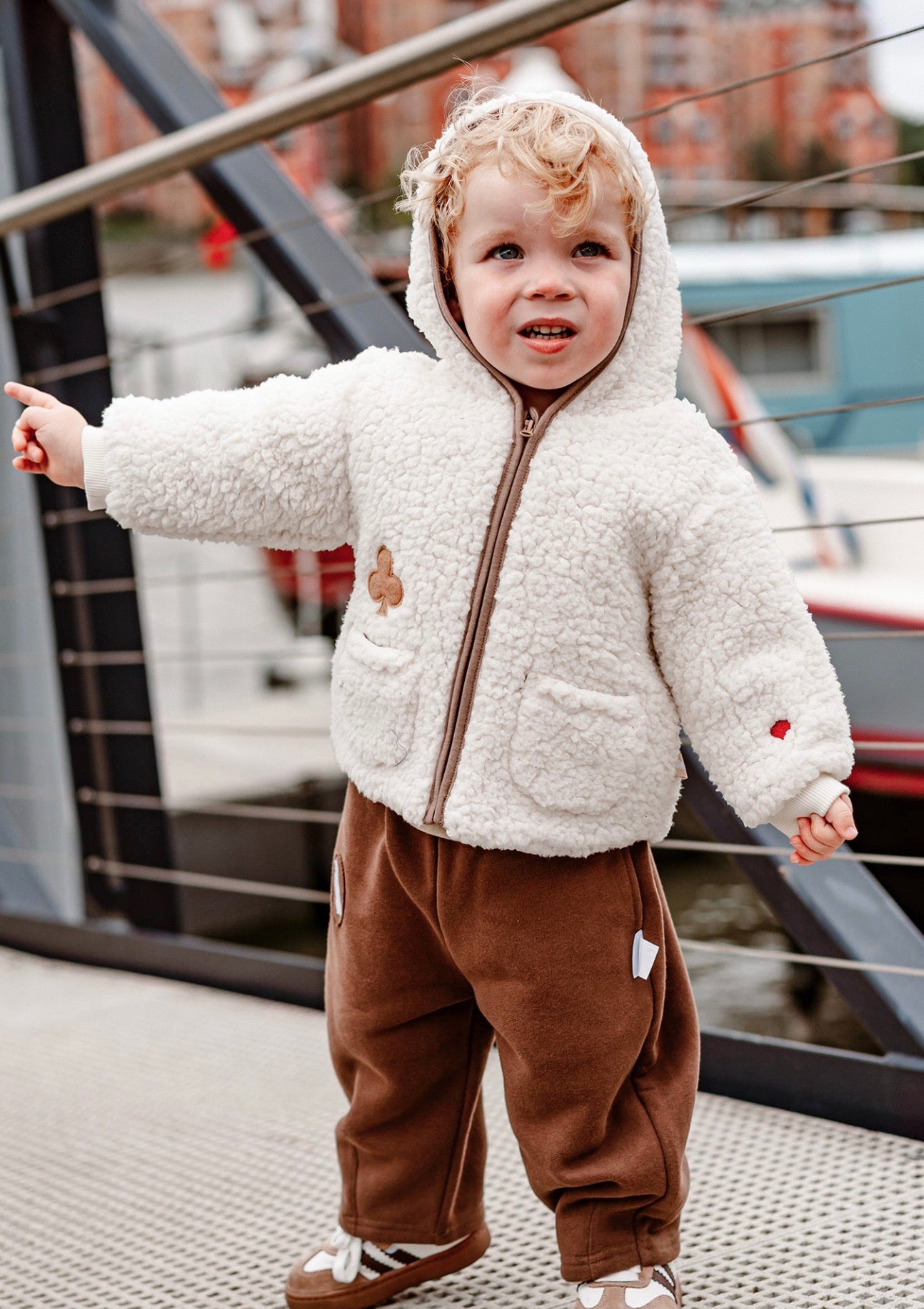 ショートコート・ジャケット・ジャンパー 長袖ジャケット ボア素材 もこもこ ポンポン付きフード ジップアップ アウター【mh0011642】