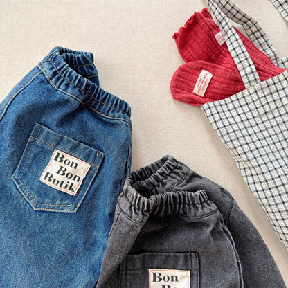パッチデニムのクロップドパンツ、フロントに「Bon Bon…」ロゴ風パッチ