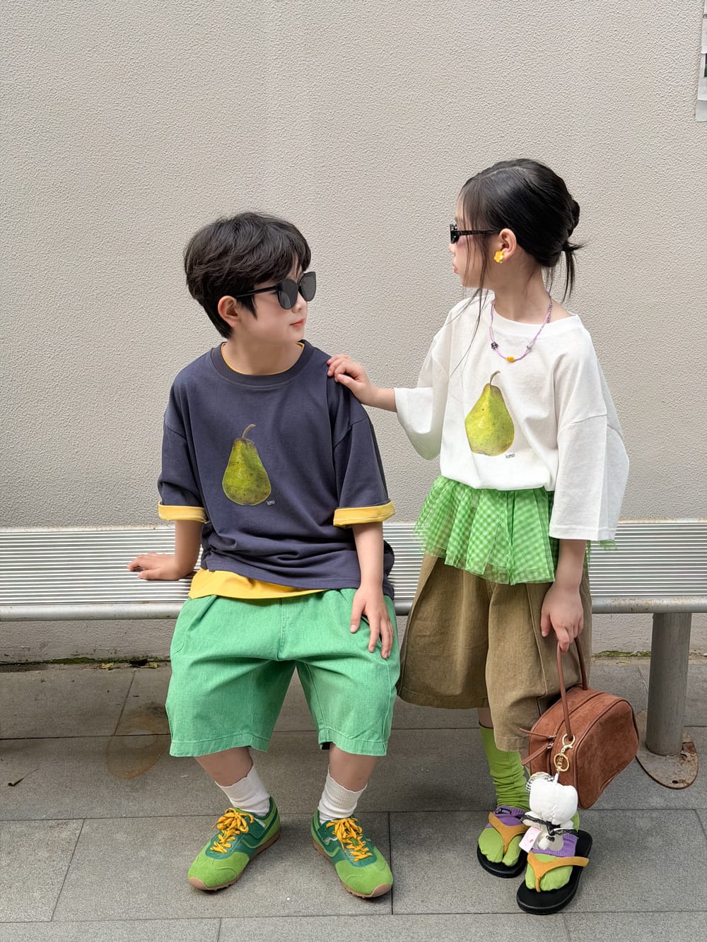 ネイビー半袖Tシャツ、イエローのリブとグリーンの洋梨プリント