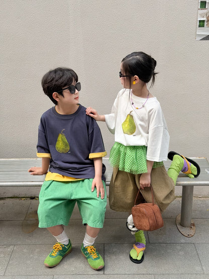 ネイビーの半袖Tシャツ（洋梨プリント）、イエローのリブ