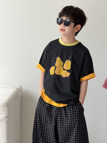 ダークグレー半袖Tシャツ、黄色の首周りと縁、洋梨風フルーツ柄プリント