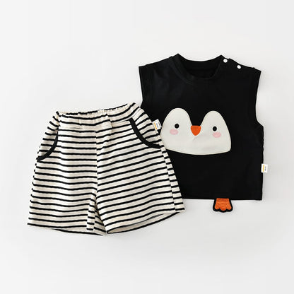 ペンギンアップリケ付き黒ノースリーブTシャツ＆白黒ボーダーのショートパンツ