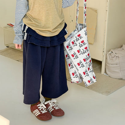 ネイビースウェットパンツ、上下に重ねた段フリルが広がる