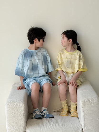 チェック柄の半袖Tシャツ＆ショートパンツセット（向かい合い、座り姿）