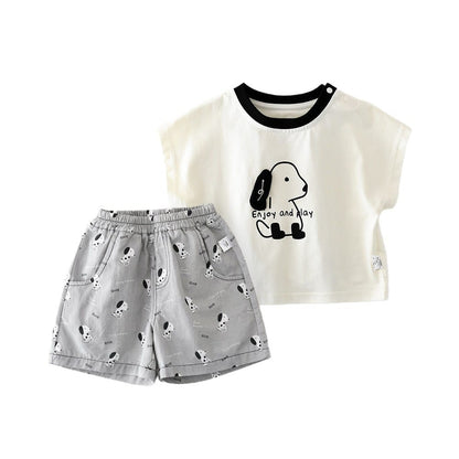 オフホワイト半袖Tシャツ（黒リブ首まわり）とグレー犬柄ショートパンツ