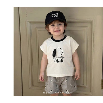 子ども用オフホワイト半袖Tシャツと犬柄グレーショートパンツの着用姿