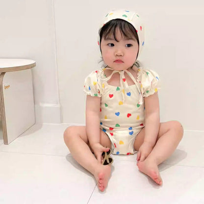 ハート柄半袖水着セット、フリル袖と小帽子付き（白地）