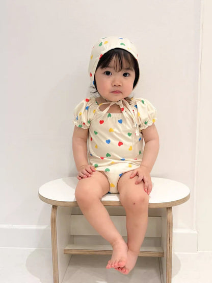 白地ハート柄の半袖水着、フリル袖と小帽子付き