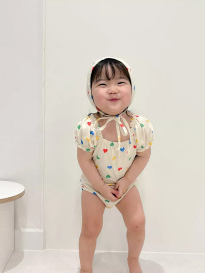 ハート柄半袖水着セット、フリル袖と小帽子付き（白地）