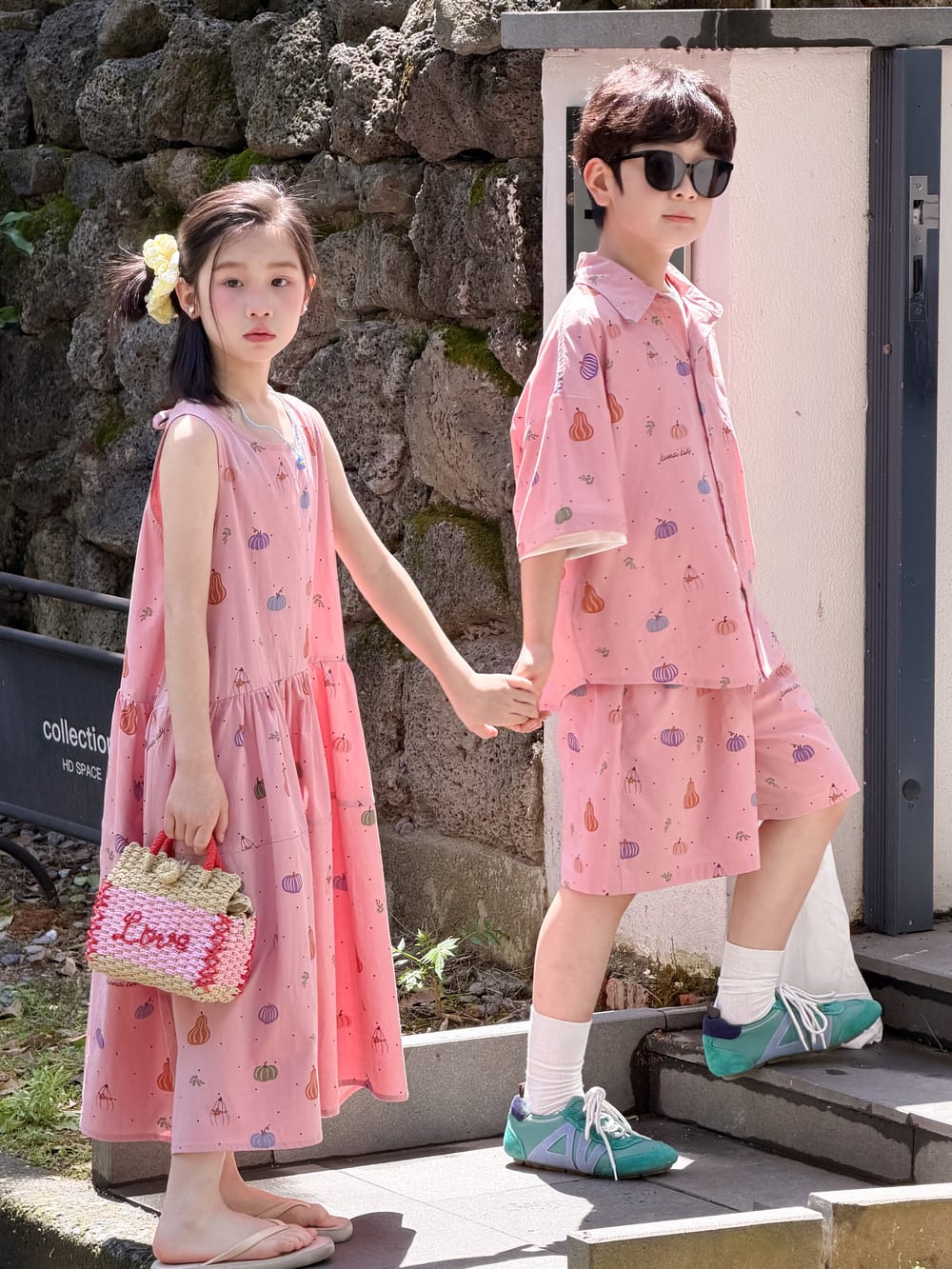 ピンク野菜柄のキッズ服セット：ノースリーブワンピースと半袖シャツ＆ハーフパンツ