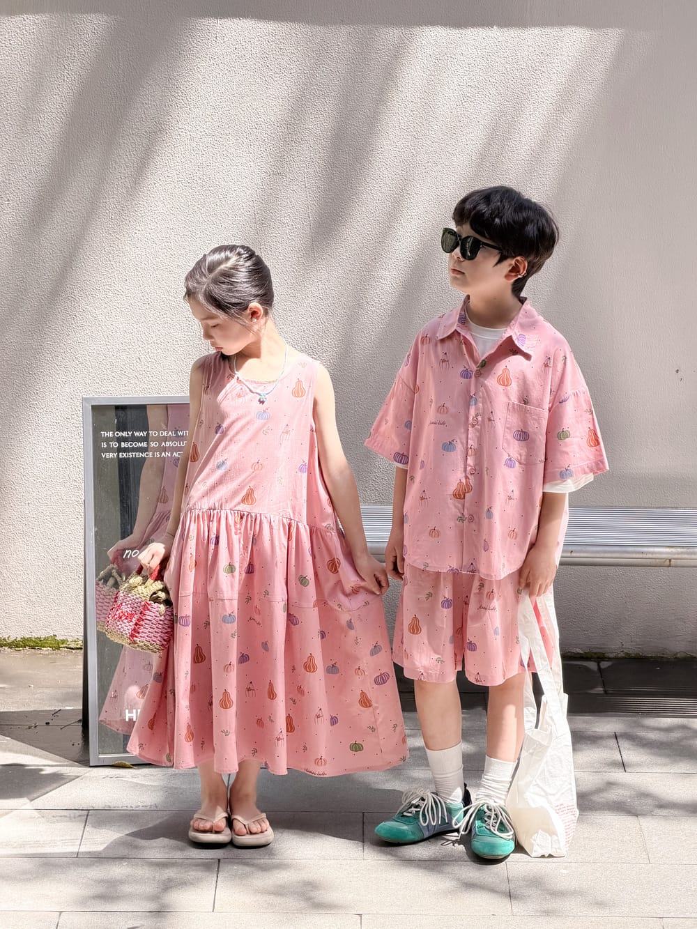 ピンク野菜柄のキッズ服セット、半袖トップスとハーフパンツ、ワンピースの全身