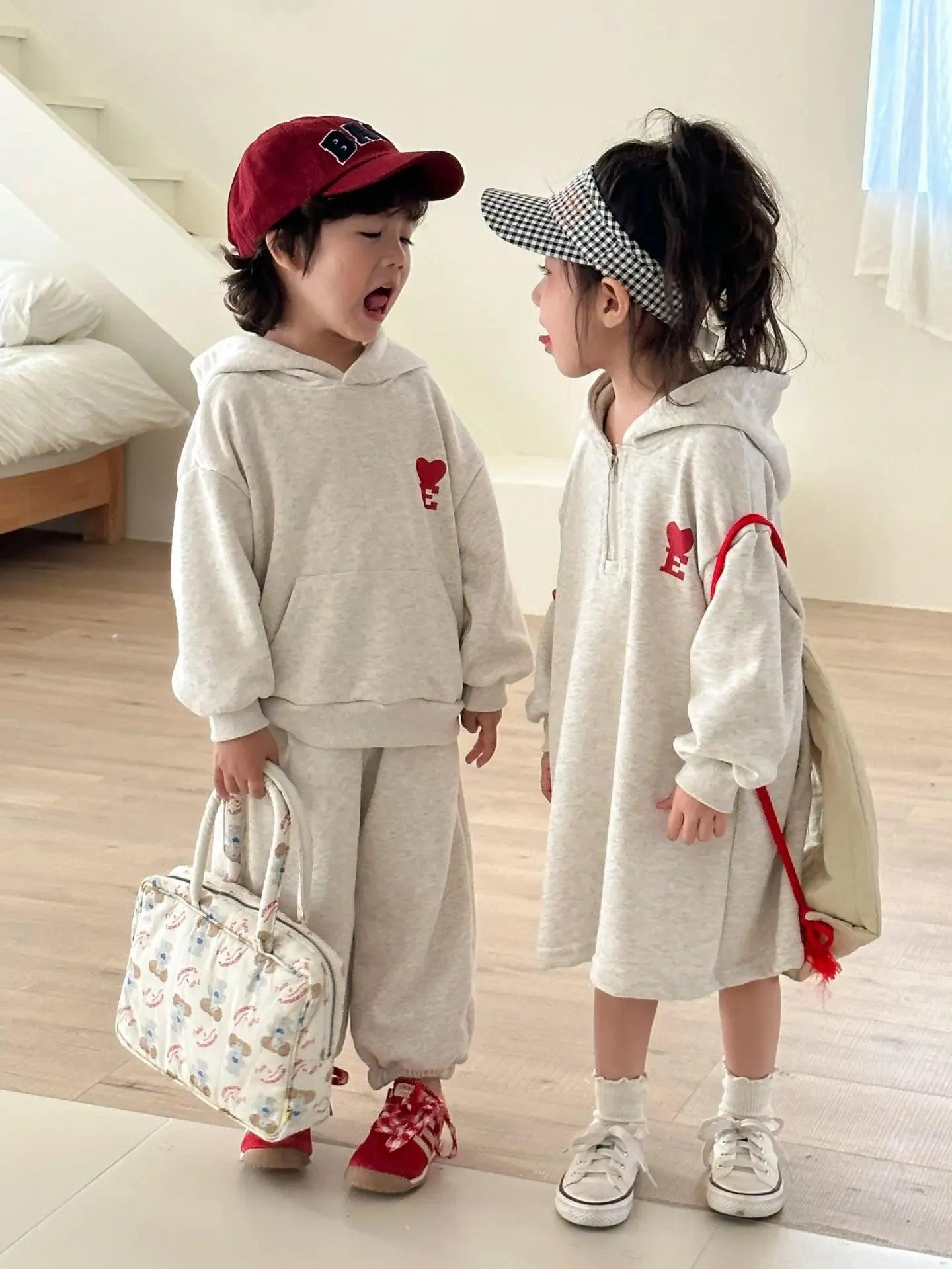 長袖セットアップ キッズワンピース/セットアップ 2点セット ハートロゴフーディ長袖スウェットワンピース/フーディスウェットプルオーバー+ロングパンツ リンクコーデ 兄弟姉妹 お揃いコーデ【mh0008776】