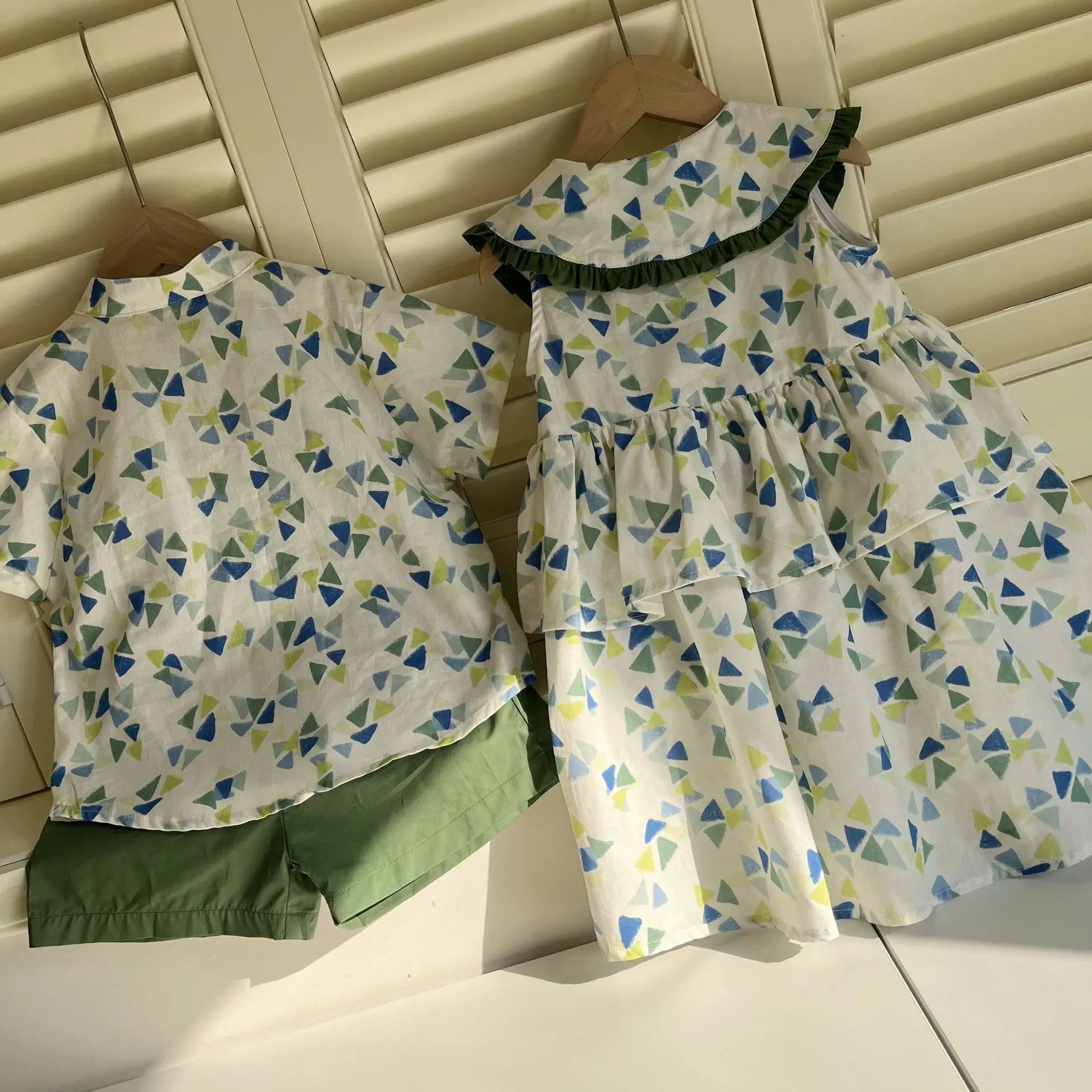 半袖セットアップ キッズワンピース/セットアップ 2点セット 幾何学プリントビッグフリル襟ペプラムノースリーブワンピース/半袖シャツ+ショートパンツ リンクコーデ 兄弟姉妹 お揃いコーデ【mh0008872】