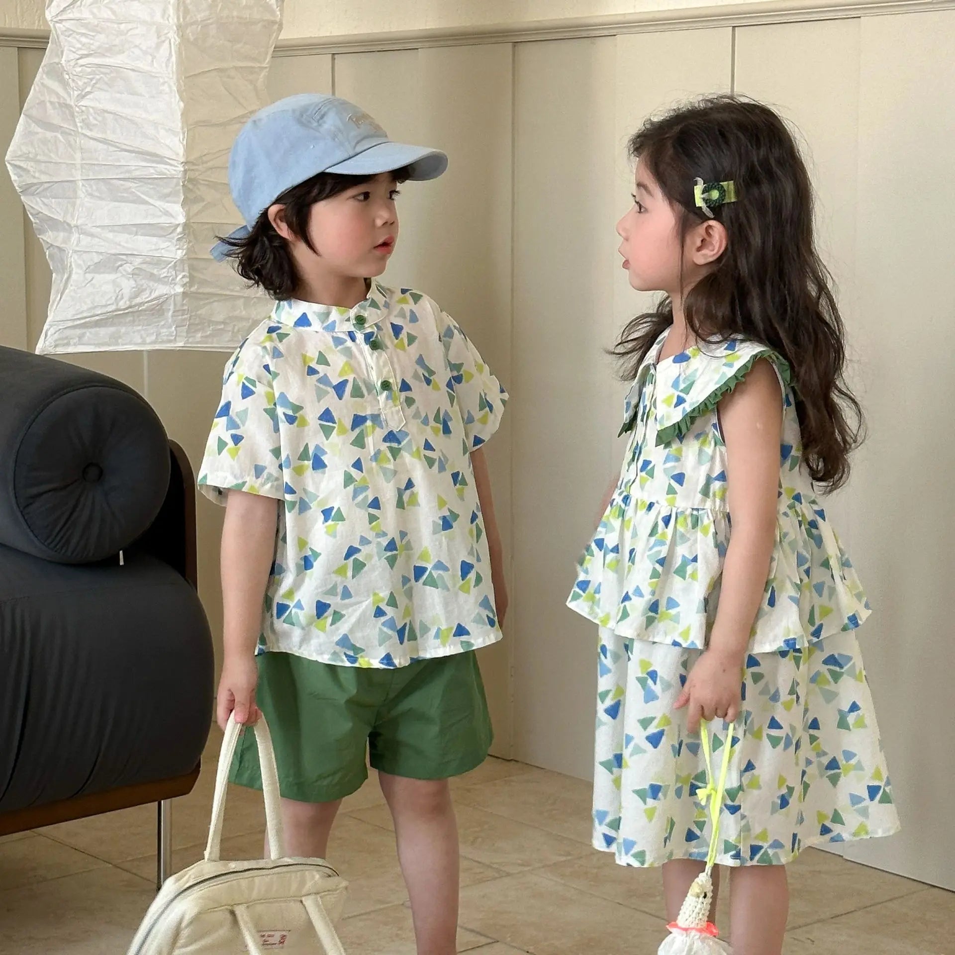 半袖セットアップ キッズワンピース/セットアップ 2点セット 幾何学プリントビッグフリル襟ペプラムノースリーブワンピース/半袖シャツ+ショートパンツ リンクコーデ 兄弟姉妹 お揃いコーデ【mh0008872】
