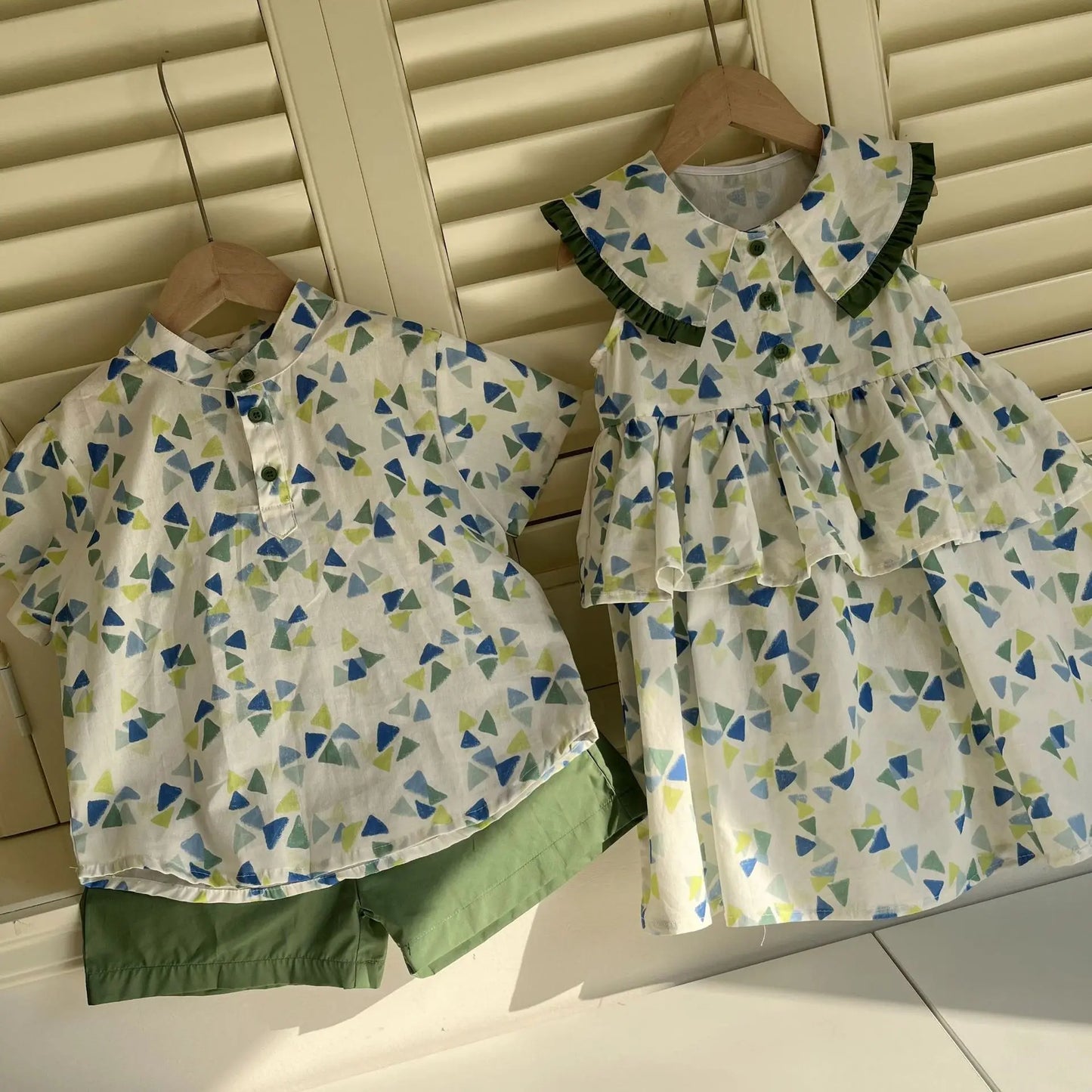 半袖セットアップ キッズワンピース/セットアップ 2点セット 幾何学プリントビッグフリル襟ペプラムノースリーブワンピース/半袖シャツ+ショートパンツ リンクコーデ 兄弟姉妹 お揃いコーデ【mh0008872】