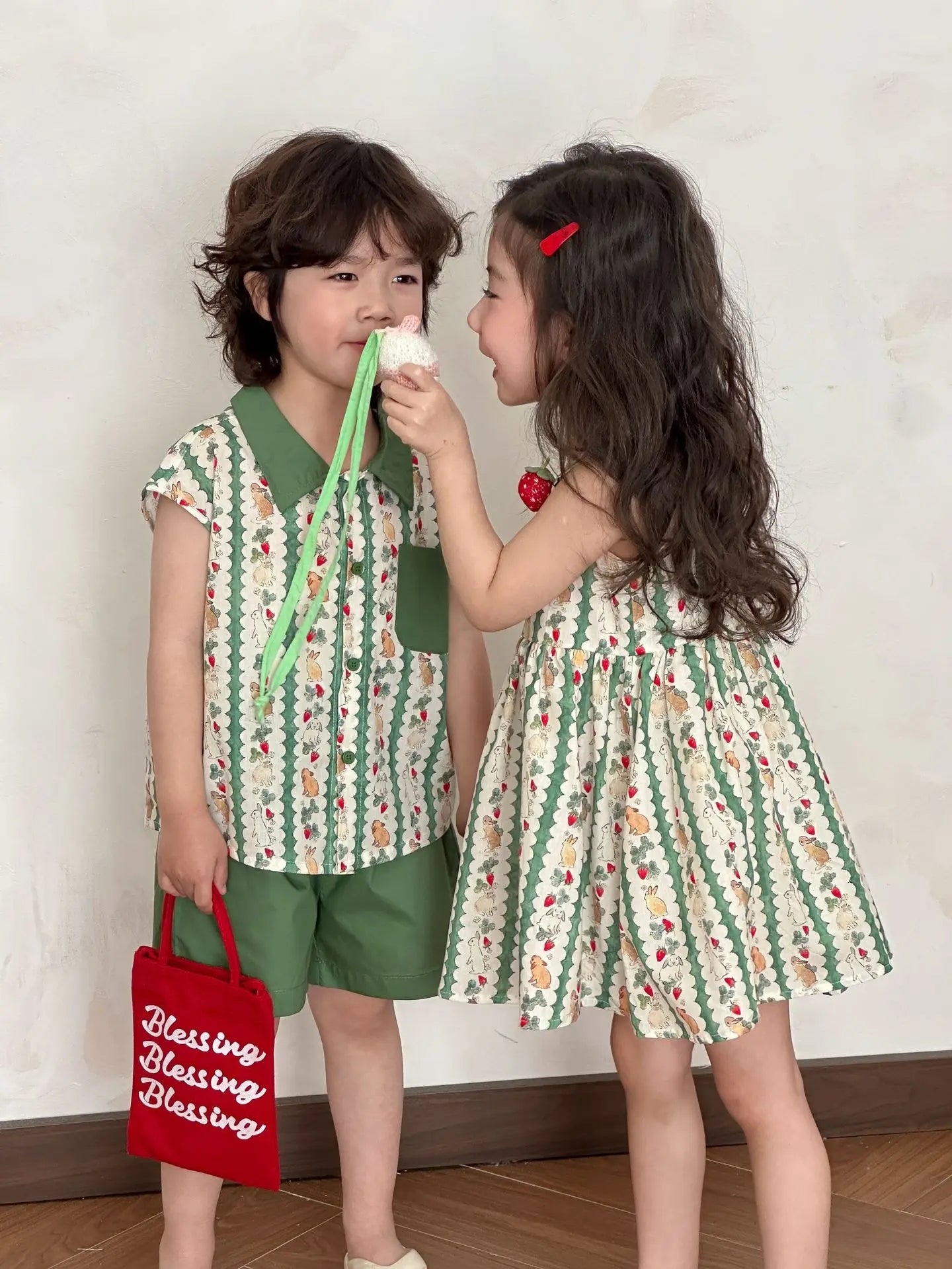 半袖セットアップ キッズワンピース/セットアップ 2点セット うさぎいちごプリントキャミソールワンピース/半袖シャツ+ショートパンツ リンクコーデ 兄弟姉妹 お揃いコーデ【mh0008876】