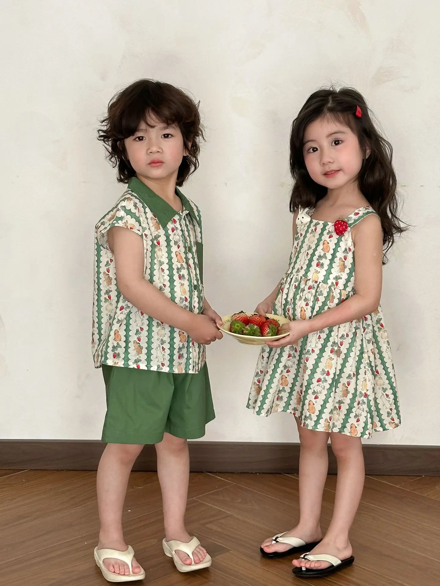 半袖セットアップ キッズワンピース/セットアップ 2点セット うさぎいちごプリントキャミソールワンピース/半袖シャツ+ショートパンツ リンクコーデ 兄弟姉妹 お揃いコーデ【mh0008876】