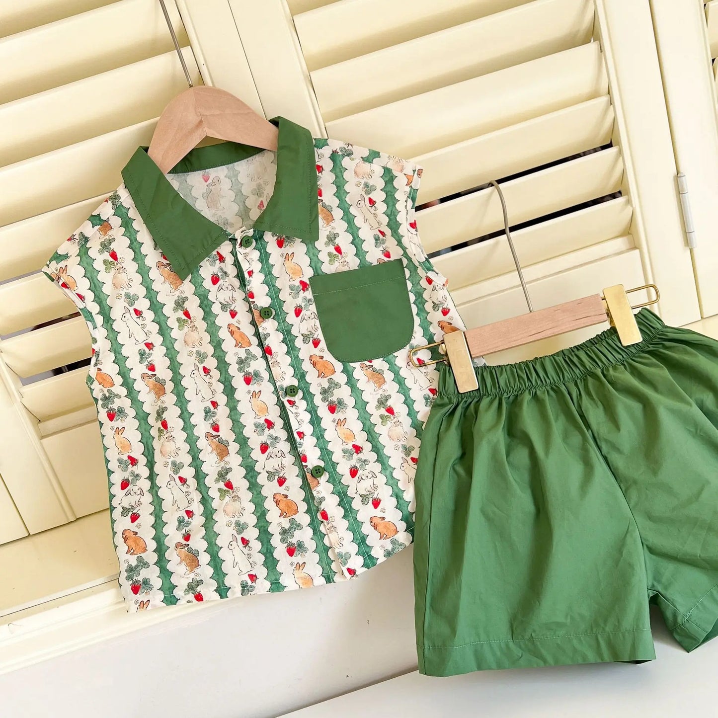 半袖セットアップ キッズワンピース/セットアップ 2点セット うさぎいちごプリントキャミソールワンピース/半袖シャツ+ショートパンツ リンクコーデ 兄弟姉妹 お揃いコーデ【mh0008876】