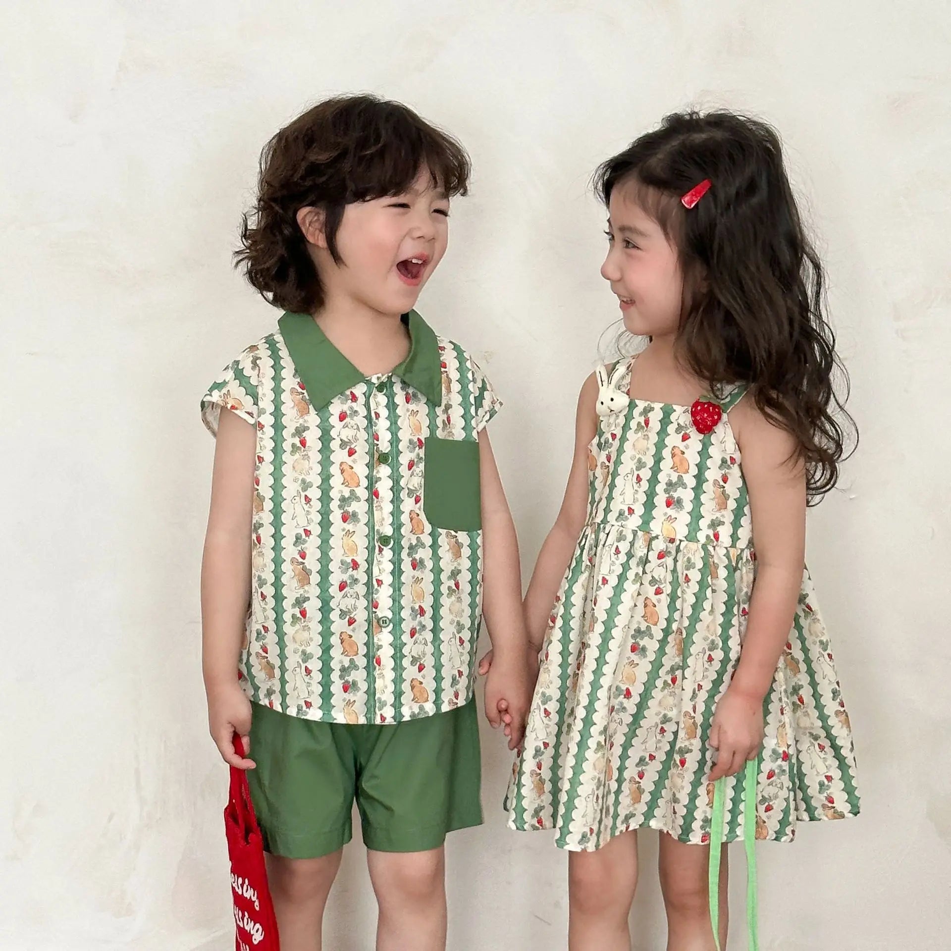 半袖セットアップ キッズワンピース/セットアップ 2点セット うさぎいちごプリントキャミソールワンピース/半袖シャツ+ショートパンツ リンクコーデ 兄弟姉妹 お揃いコーデ【mh0008876】
