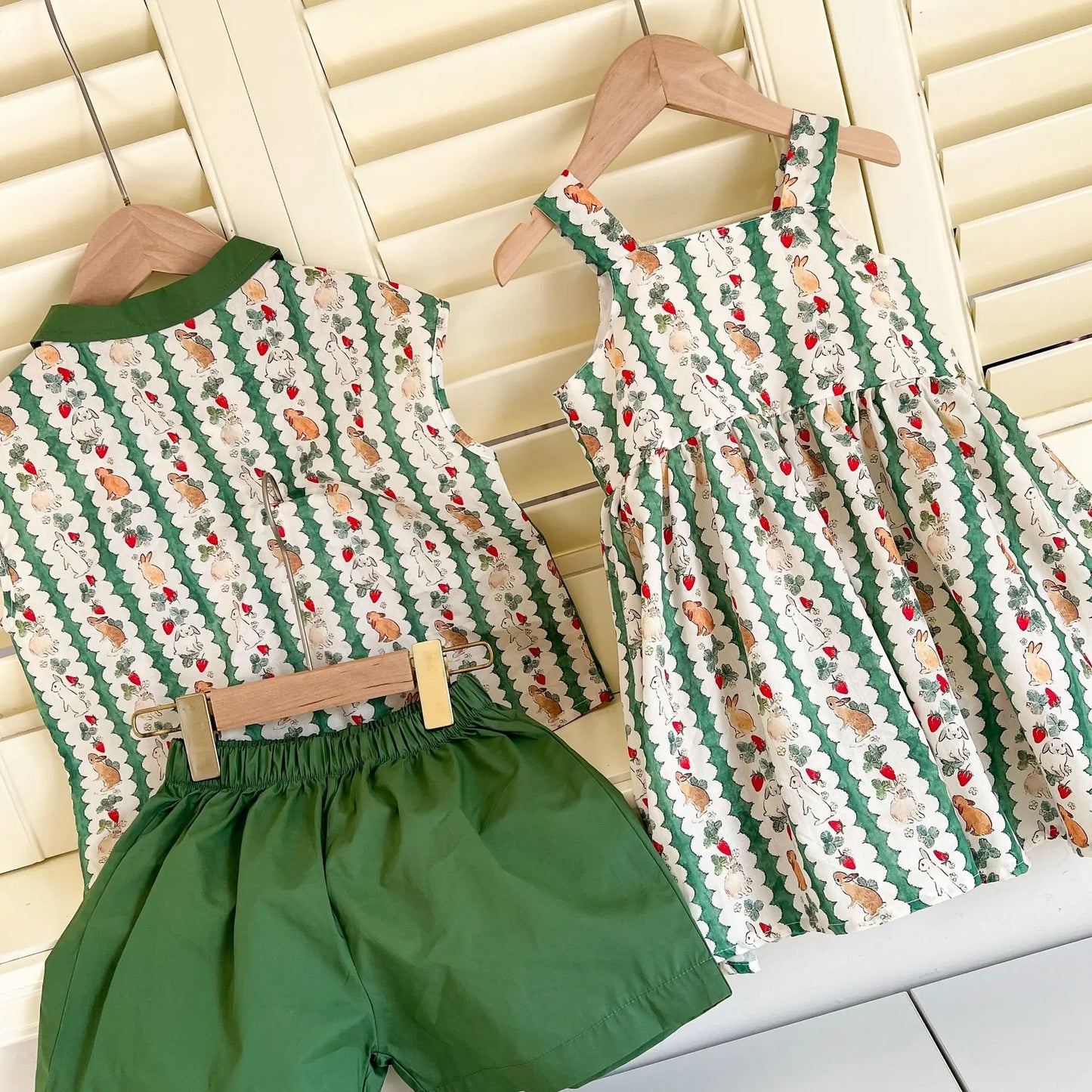 半袖セットアップ キッズワンピース/セットアップ 2点セット うさぎいちごプリントキャミソールワンピース/半袖シャツ+ショートパンツ リンクコーデ 兄弟姉妹 お揃いコーデ【mh0008876】