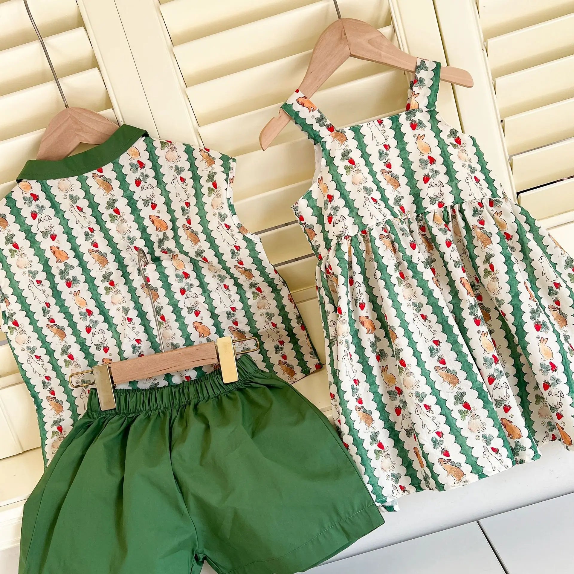 半袖セットアップ キッズワンピース/セットアップ 2点セット うさぎいちごプリントキャミソールワンピース/半袖シャツ+ショートパンツ リンクコーデ 兄弟姉妹 お揃いコーデ【mh0008876】