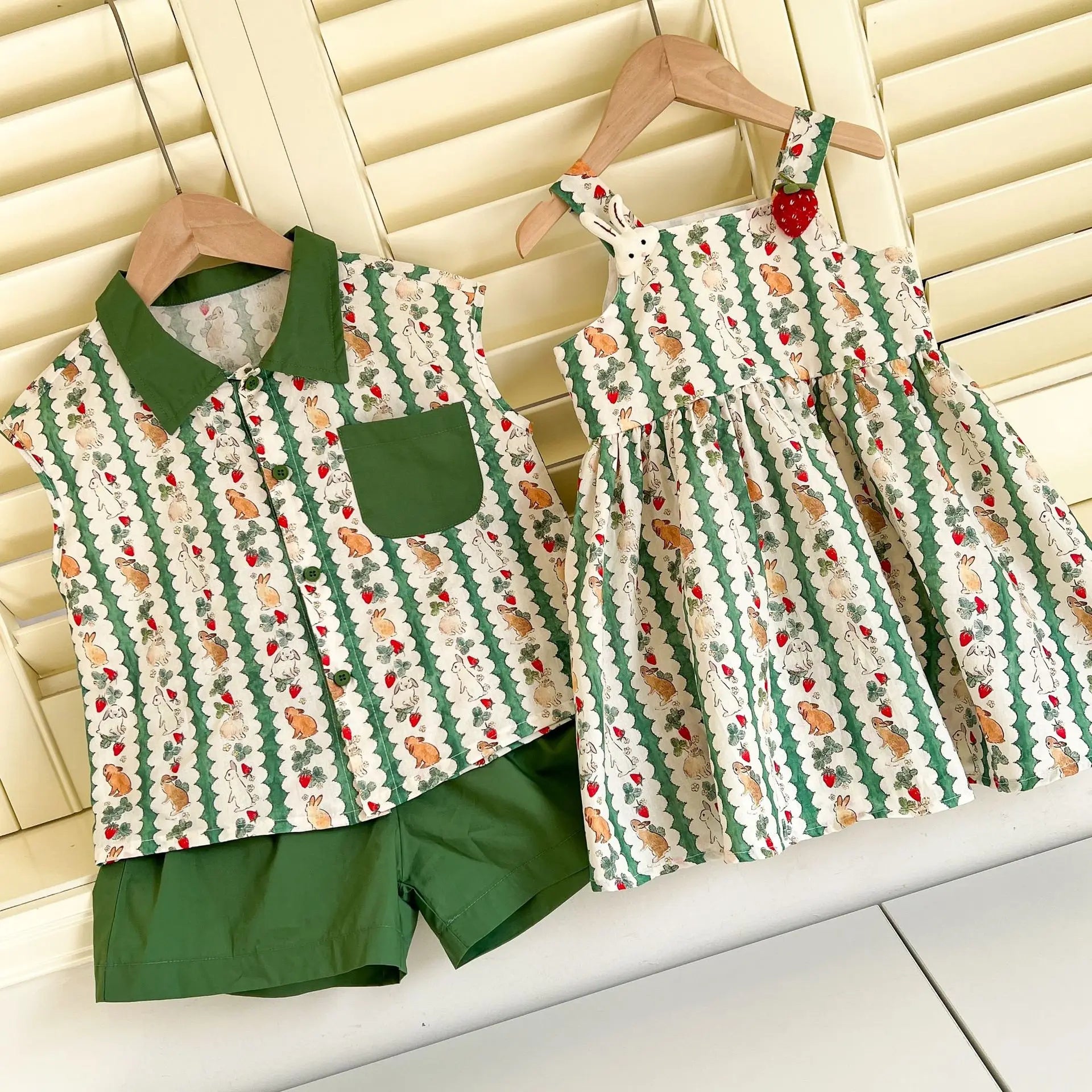 半袖セットアップ キッズワンピース/セットアップ 2点セット うさぎいちごプリントキャミソールワンピース/半袖シャツ+ショートパンツ リンクコーデ 兄弟姉妹 お揃いコーデ【mh0008876】