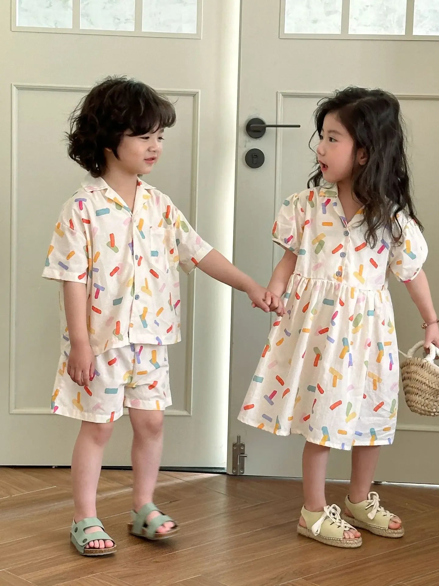 半袖セットアップ キッズワンピース/セットアップ 2点セット カラフル幾何学プリント柄半袖シャツワンピース/半袖シャツ+ショートパンツ リンクコーデ 兄弟姉妹 お揃いコーデ【mh0008877】