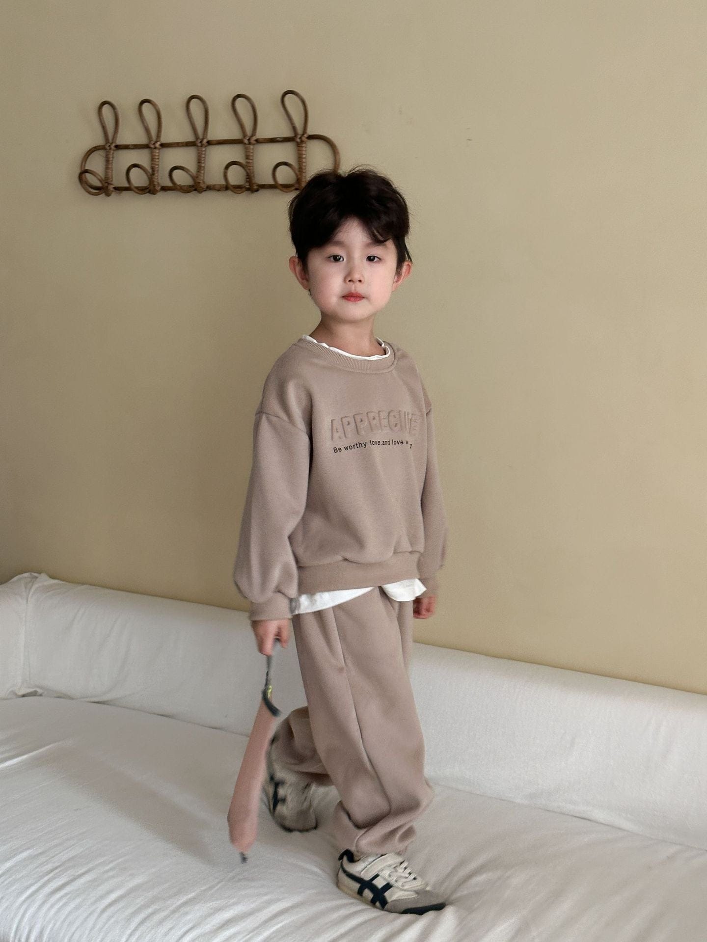 長袖セットアップ Light Brown / 80cm エンボスロゴ長袖スウェットセットアップ 2点セット【mh0010493】